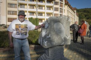 На території санаторію «Квітка полонини» триває виставка скульптур на тему «Прощавай, зброє», присвячена 100-літтю закінчення Першої світової війни